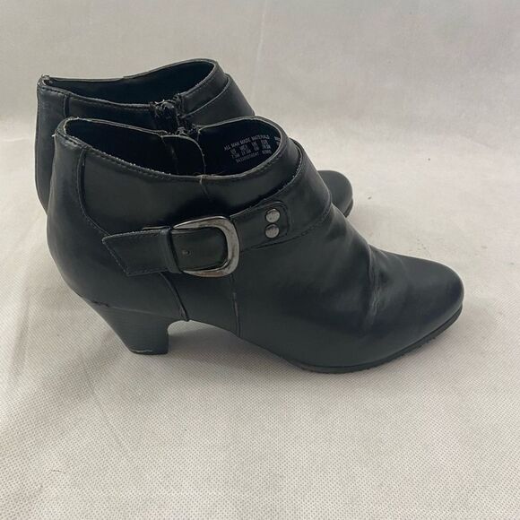 Covington Shoes - Covington‎ 7.5 black western style ankle boots zip up